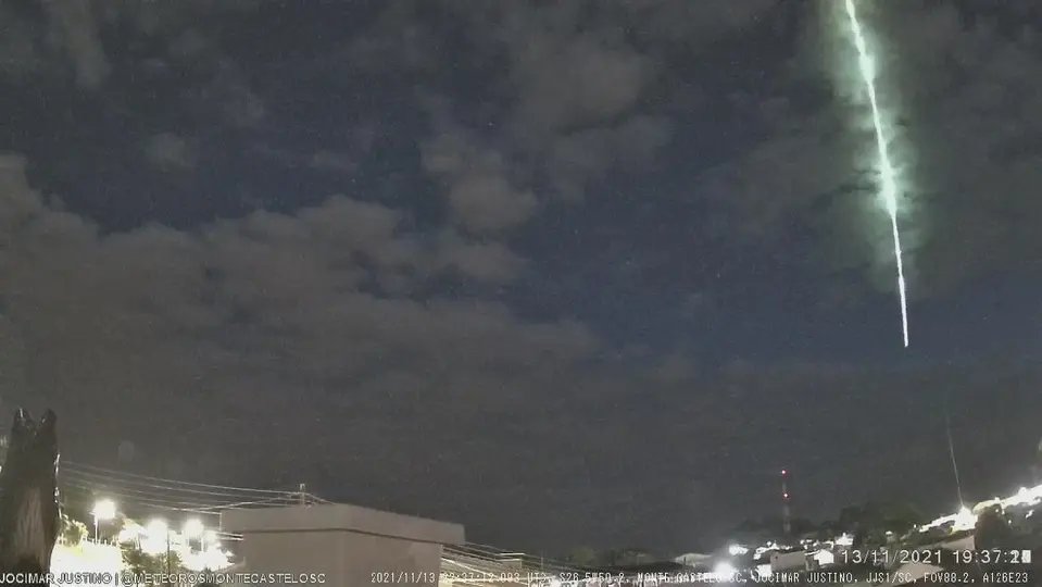 Meteoro cruza c&eacute;u de Santa Catarina 