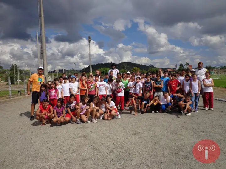 Alunos participam de projeto de atletismo