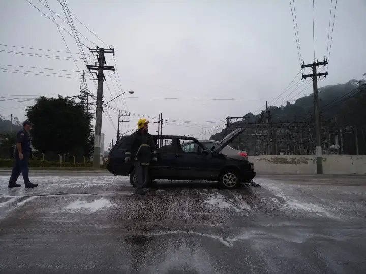 Veículo pega fogo na rodovia Ivo Silveira