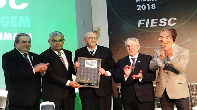 Sinduscon recebe homenagem na FIESC 