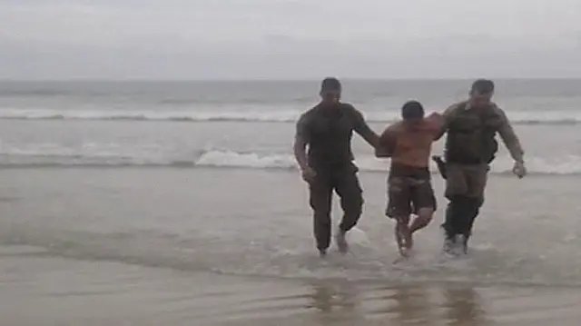 Homem se joga no mar para fugir da polícia 