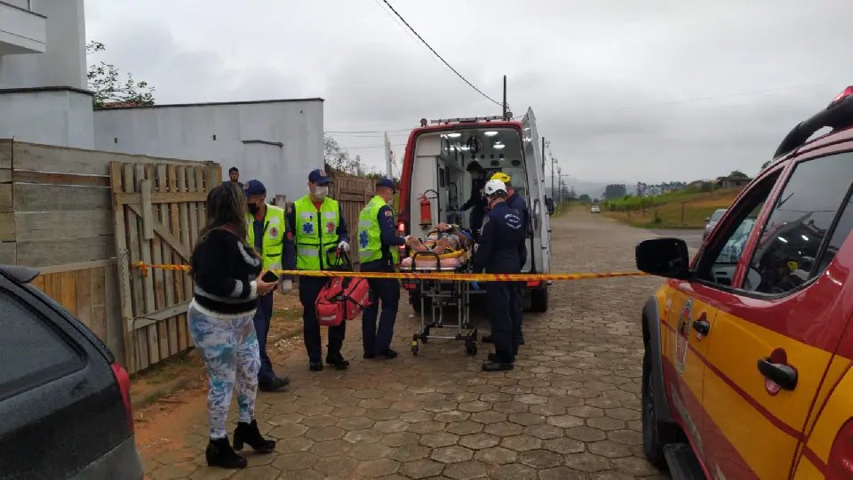 Homem cai de seis metros de altura e fica gravemente ferido
