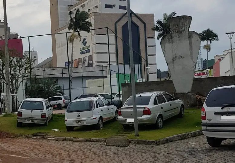 Local de lazer vira estacionamento de veículos oficiais na Praça da Cidadania