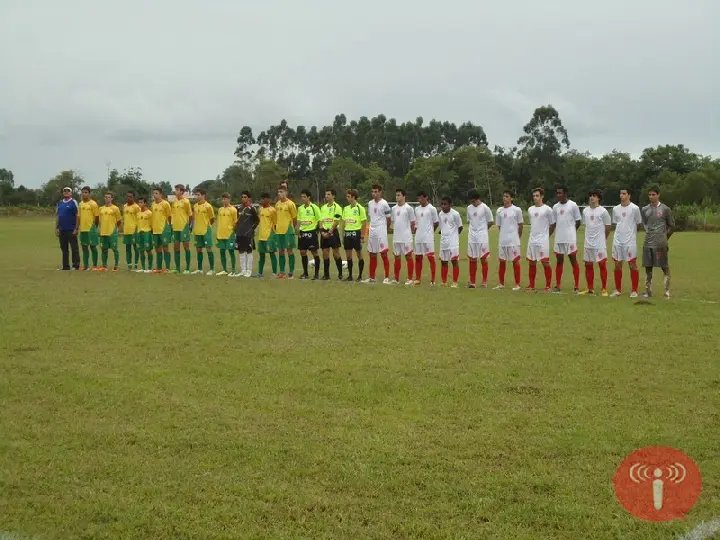 Juvenil goleia na estreia