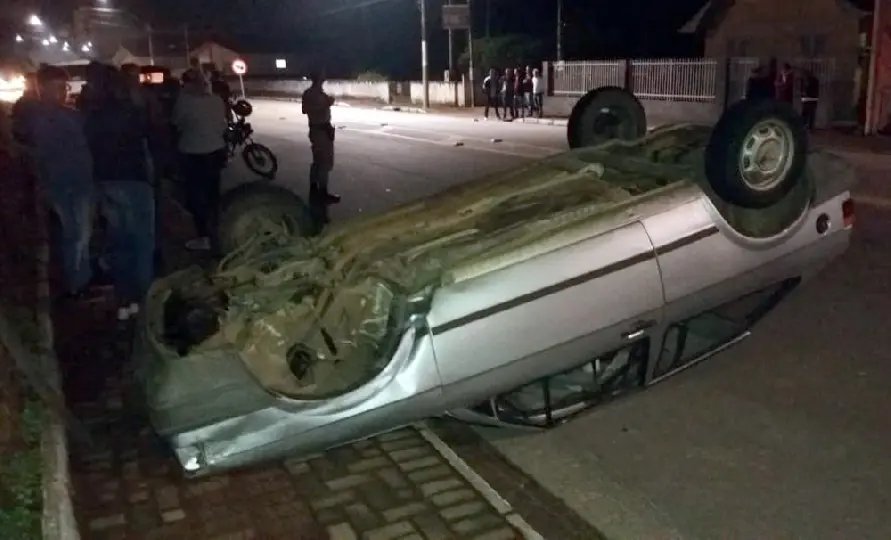 Motorista bate veículo após sair de procedimento hospitalar