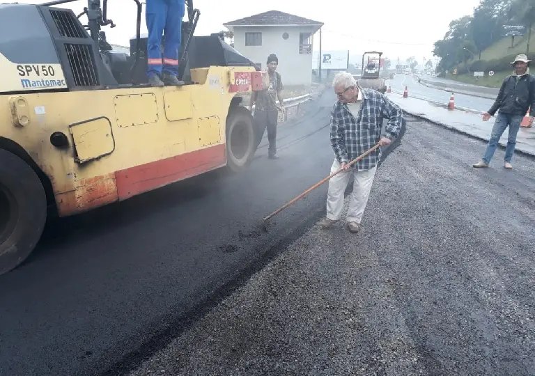 Nova alça de acesso à rodovia Antônio Heil recebe asfalto