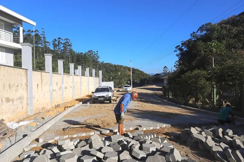 Rua Ant&ocirc;nio Fischer tem mais de 50% da pavimenta&ccedil;&atilde;o conclu&iacute;da