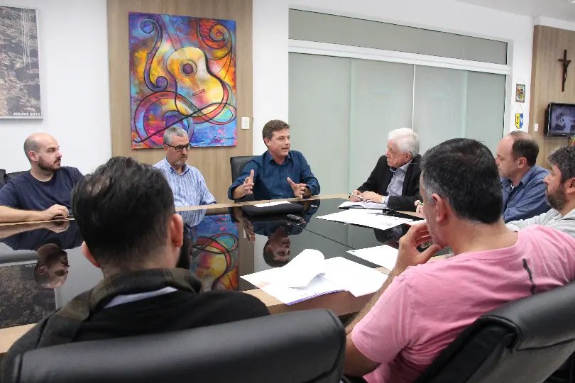 CDL Brusque entrega lei estadual sobre feiras itinerantes à Prefeitura