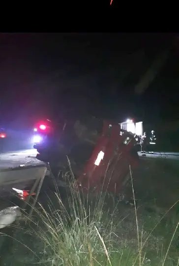 Carreta sai da pista e tomba na rodovia durante a madrugada