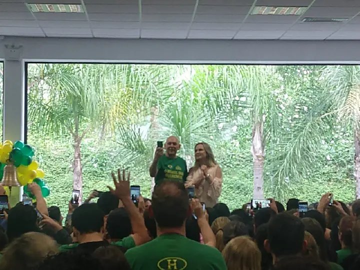 Apresentadora Eliana visita Havan Brusque