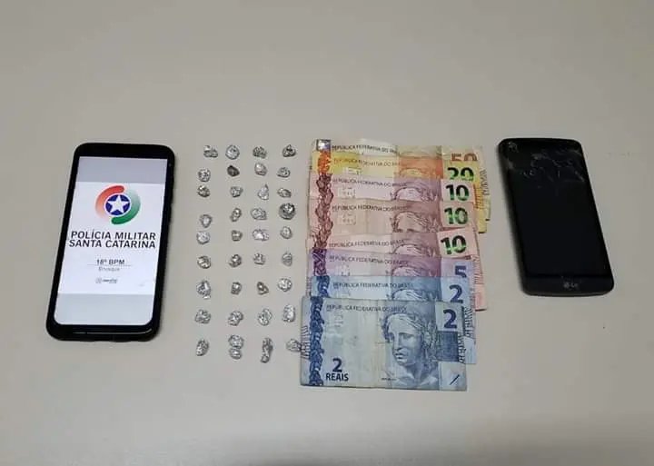 Traficante &eacute; pego com mais de 30 pedras de crack e dinheiro