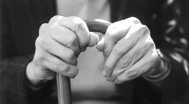 Filha é condenada por usar dinheiro da mãe idosa 