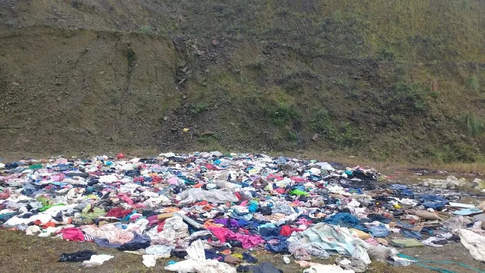 Grande quantidade de roupa é jogada no terreno baldio