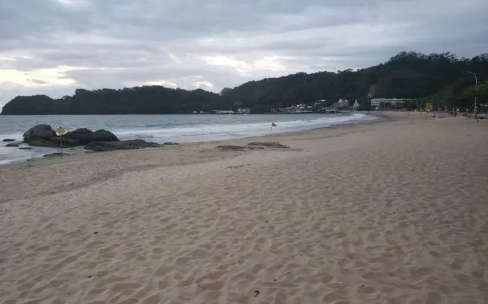 Bombeiros fazem busca por homem que desapareceu na praia 