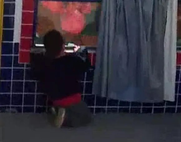 Vídeo mostra criança chorando fora da escola após 