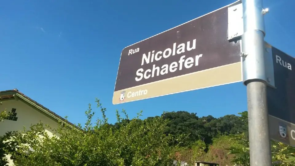 Placas de ruas são colocadas com bairros errados