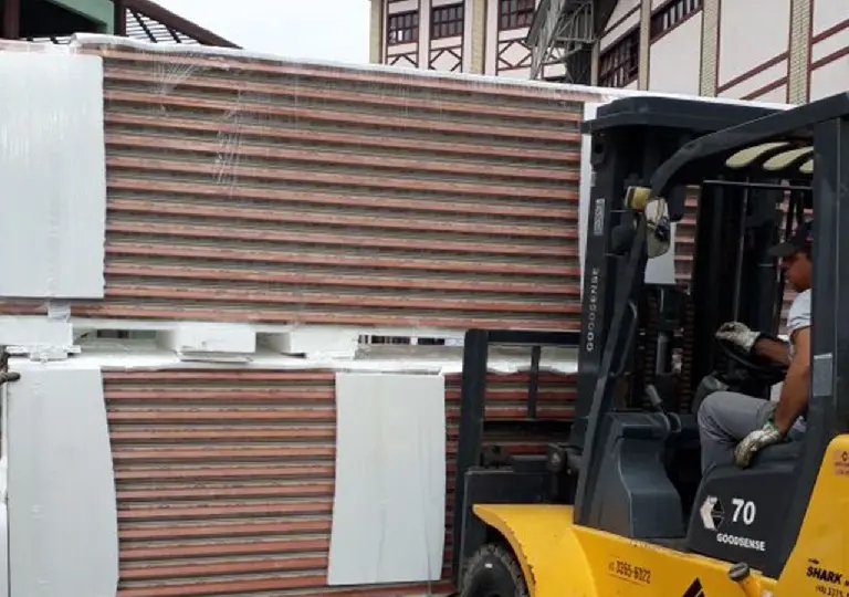 Telhas termoacústicas chegam ao Pavilhão da Fenarreco