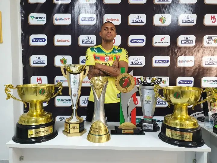 Brusc&atilde;o confirma renova&ccedil;&atilde;o de contrato de mais um atleta