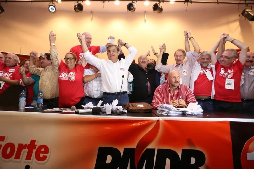 PMDB aprova apoio a Colombo