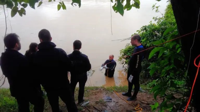 Corpo é encontrado no rio Itajaí-Açú dentro de caixa d′água