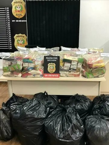 Pol&iacute;cia Civil doa alimentos a fam&iacute;lias necessitadas