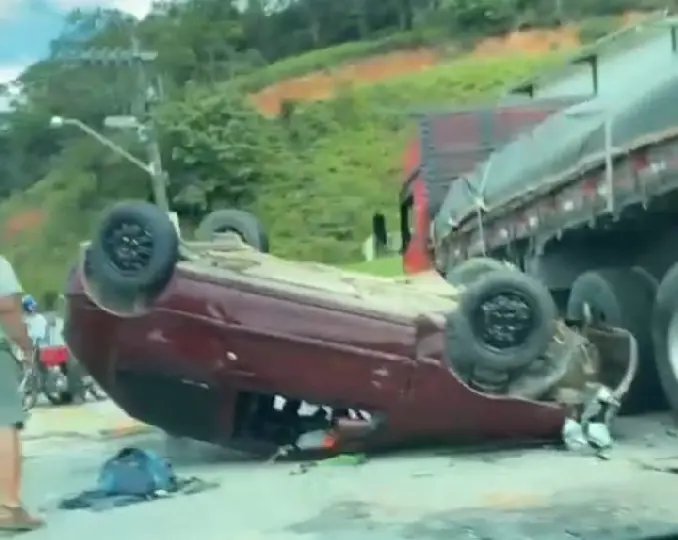 (V&Iacute;DEO) Carro bate contra caminh&atilde;o e capota na Rodovia Ivo Silveira