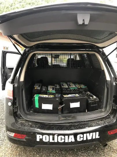 Pol&iacute;cia prende homem e apreende baterias furtadas em Brusque
