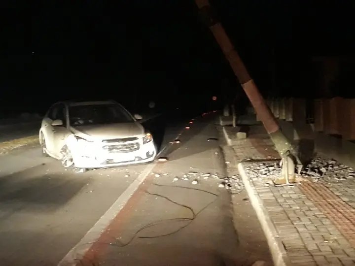 Carro acerta poste e causa apag&atilde;o na madrugada, na rua Azambuja