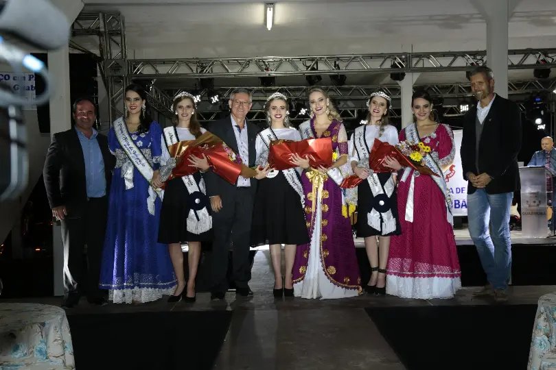Desfile e escolha da realeza marcam primeiro dia da festa