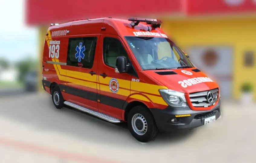 Ciclista fica ferido após choque contra veículo, no Centro