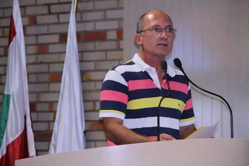 Giraldi chama secretária de incompetente