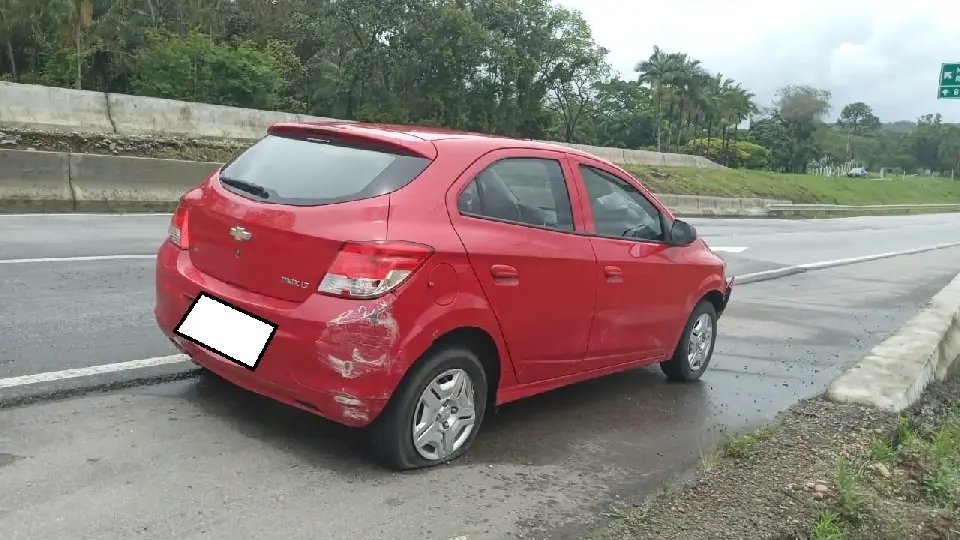 Condutor fica ferido ap&oacute;s sair da pista da rodovia Ant&ocirc;nio Heil