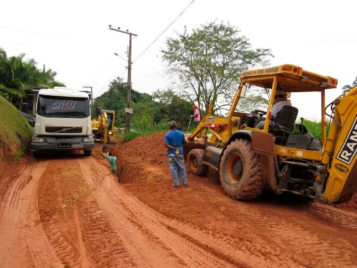 Equipe da Obras está com trabalho de pavimentação em três bairros