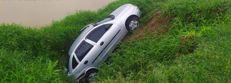 Motorista sai da pista e carro cai no rio Itaja&iacute; Mirim