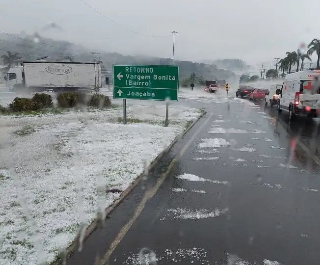 Queda de granizo gera estragos em SC
