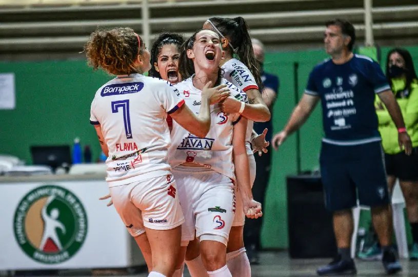 Barateiro Futsal vence cl&aacute;ssico Catarinense e est&aacute; na final 