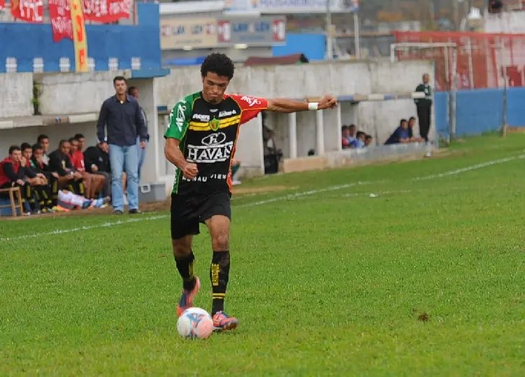 Brusque repatria zagueiro e traz lateral esquerdo