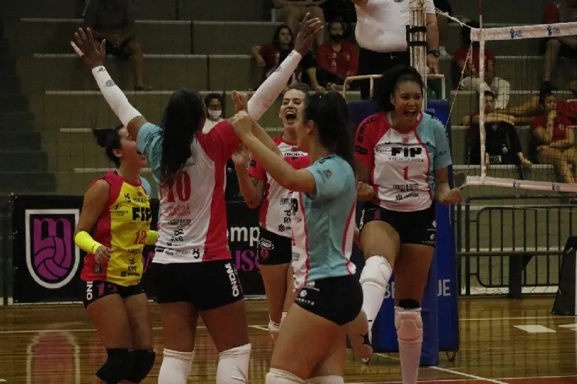 Brusque bate Ca&ccedil;ador e garante vaga na semifinal da Superliga C 