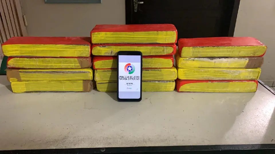 Comerciante descobre que estava guardando drogas no local