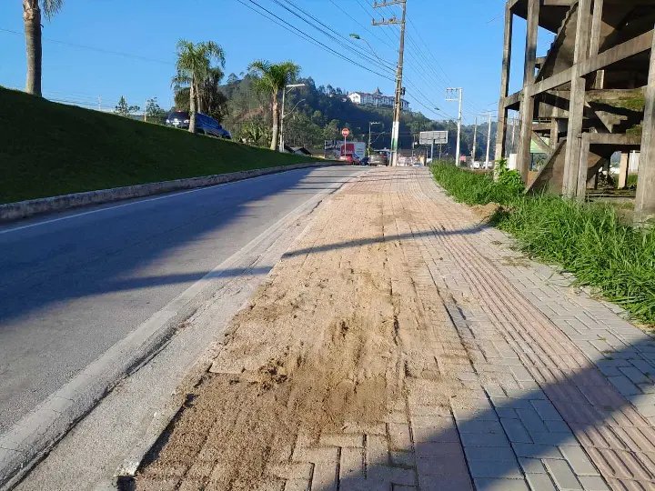 (V&Iacute;DEO) Cal&ccedil;ada quebrada e mostrada pela R&aacute;dio Cidade &eacute; consertada pela Prefeitura