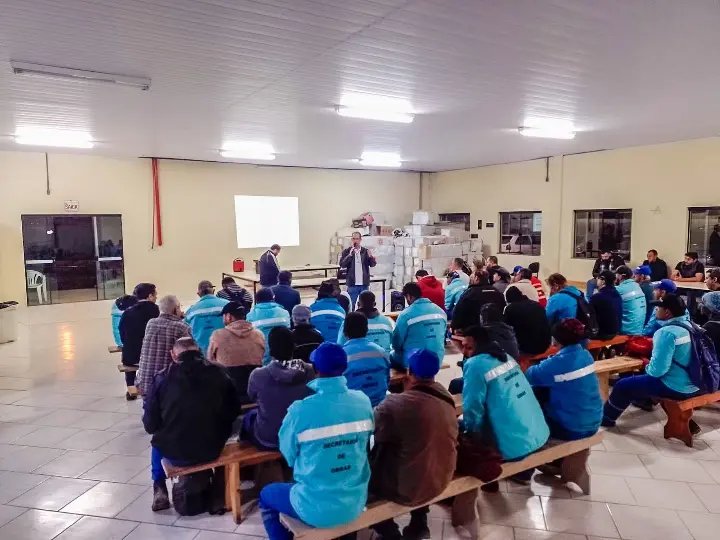 Equipe de tubula&ccedil;&atilde;o passa por palestra sobre seguran&ccedil;a no trabalho