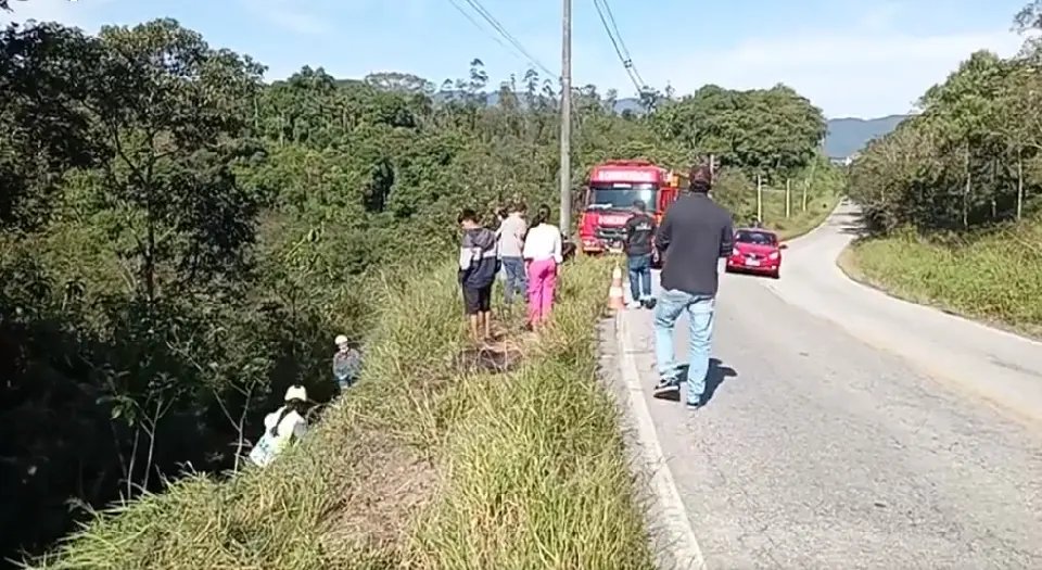 Carro &eacute; achado ca&iacute;do nas margens da rodovia entre S&atilde;o Jo&atilde;o e Nova Trento 