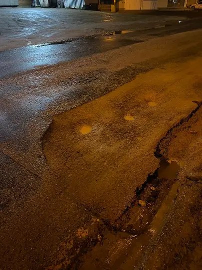 Buraco est&aacute; causando riscos a motoristas na Rua Itaja&iacute; 