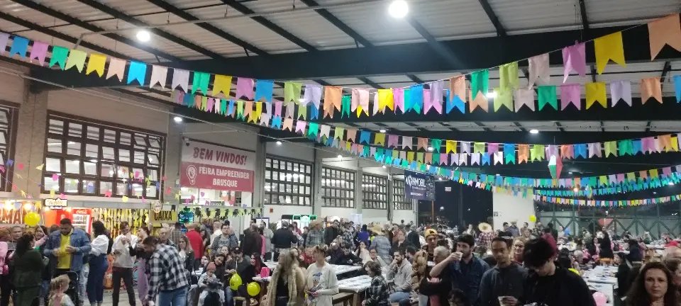Grande p&uacute;blico prestigia primeiro dia de Arrai&aacute; Solid&aacute;rio