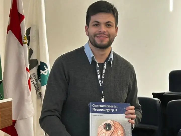 Estudante de Medicina tem trabalho científico premiado em congresso de neurocirurgia 