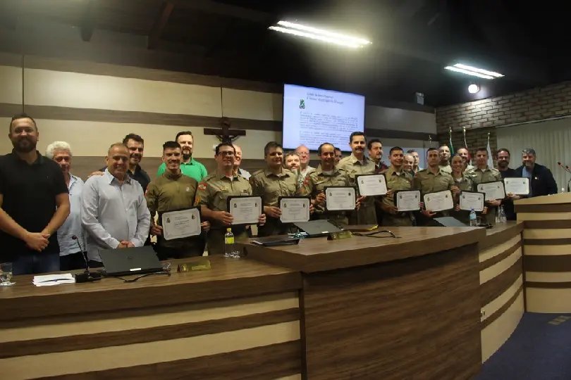 Instrutores do Proerd recebem homenagens na Câmara 