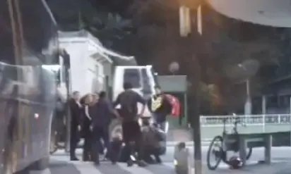 (VÍDEO) Moto e carro se chocam no cruzamento da rua durante a madrugada
