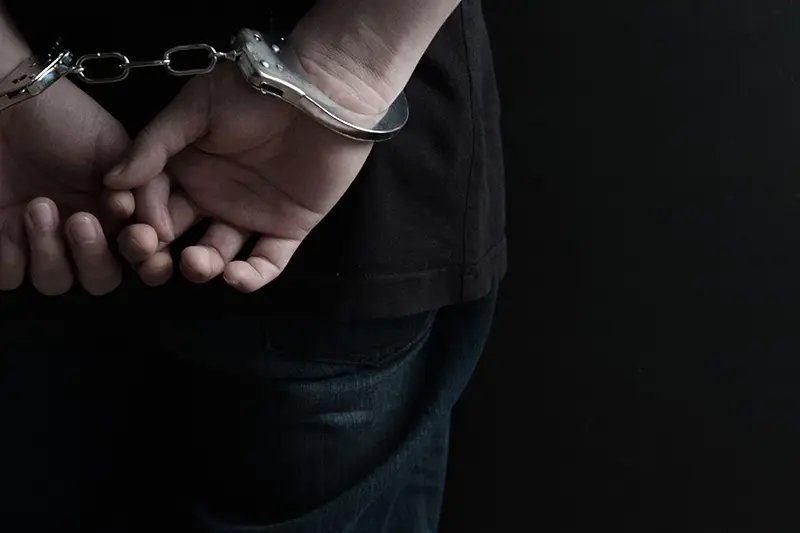 Mãe e padrasto são condenados por estupro de duas crianças