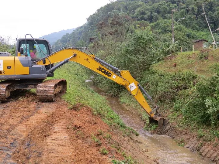 Secretaria de Obras intensifica trabalho de limpeza em valas