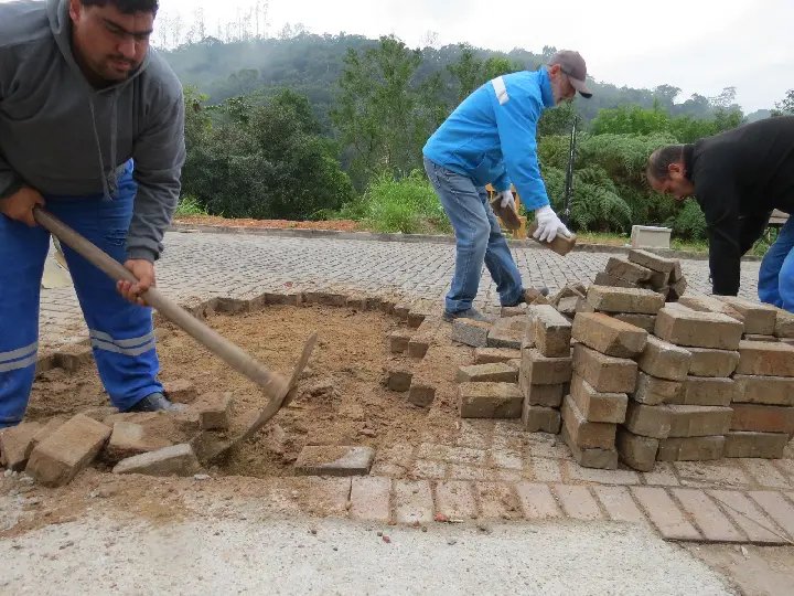 Secretaria de Obras realiza conserto de calçamento por diferentes bairros da cidade